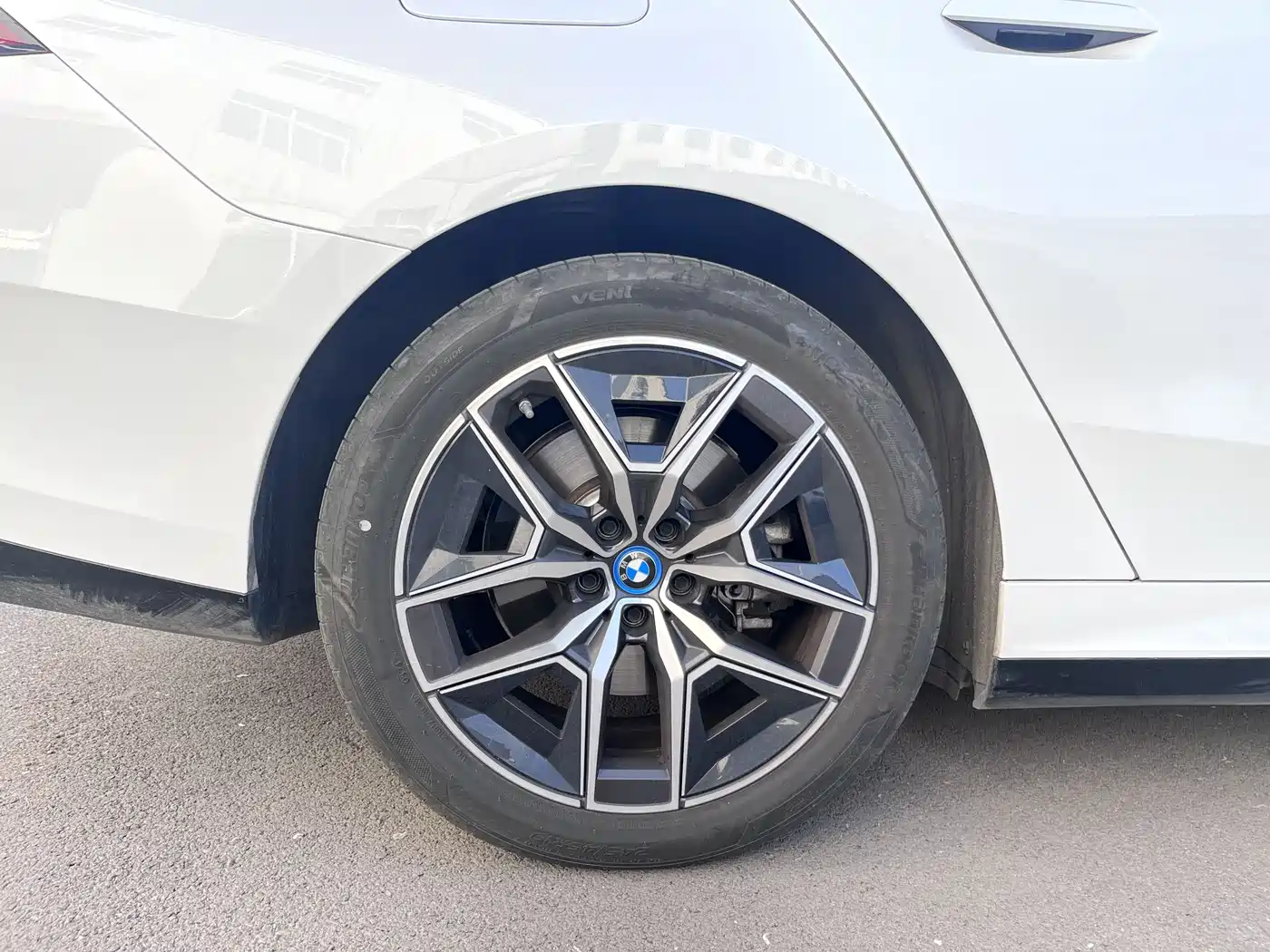 BMW i5 2024 eDrive 35L Premium Model M Sport Package фото 15