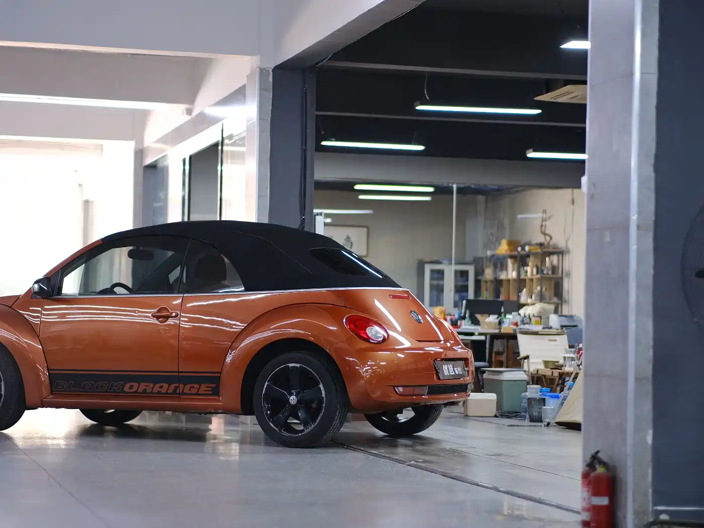 Volkswagen Beetle 2010 Model 2.0 BlackOrange Convertible Luxury Edition фото 8