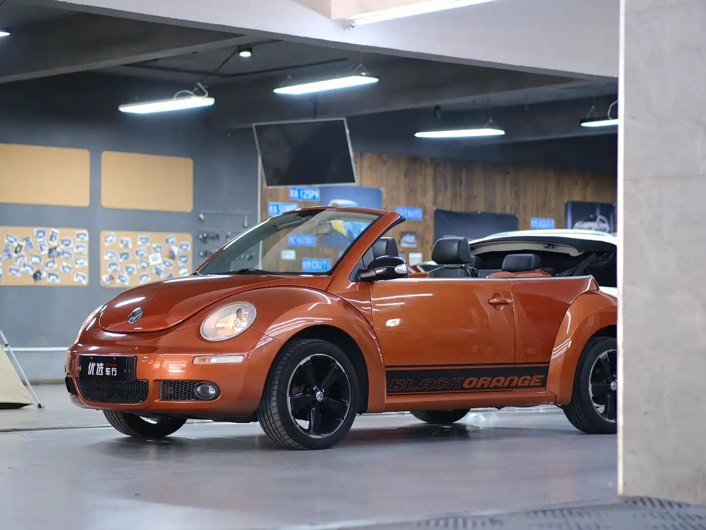 Volkswagen Beetle 2010 Model 2.0 BlackOrange Convertible Luxury Edition фото 15