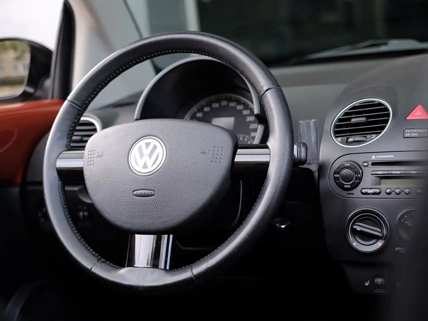 Volkswagen Beetle 2010 Model 2.0 BlackOrange Convertible Luxury Edition фото 23