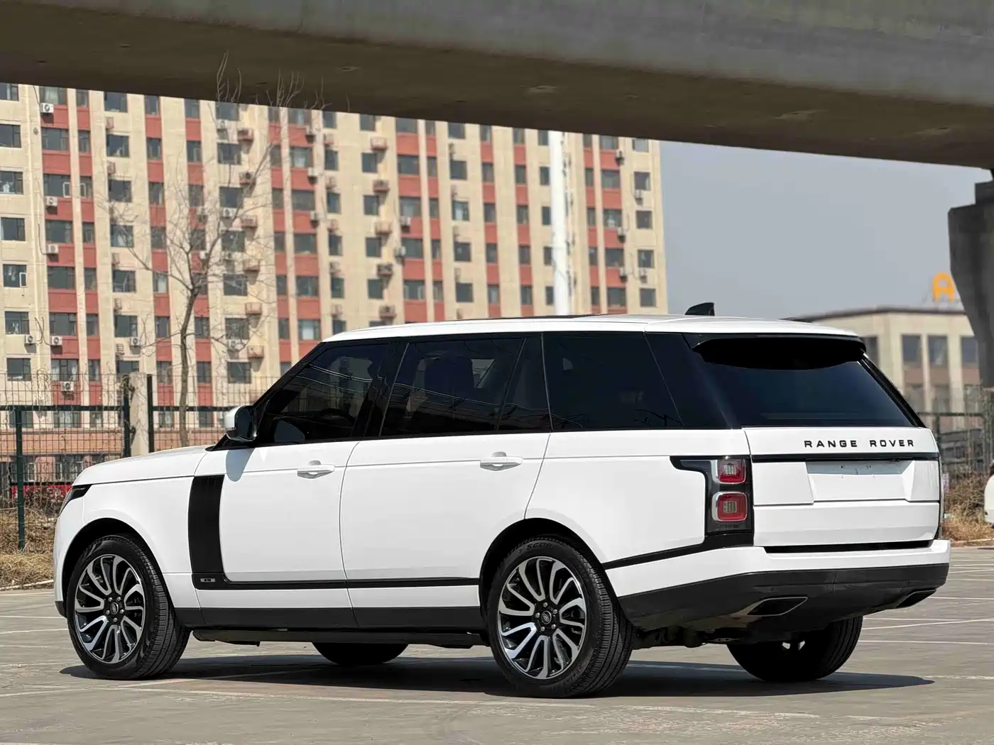 Land Rover Range Rover 2020 3.0 L6 Heritage Extended Edition фото 4