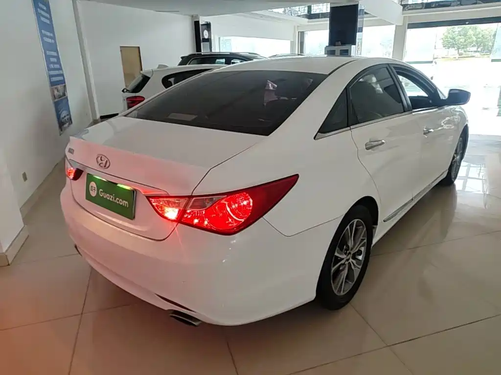 Photo 7 - Hyundai Sonata