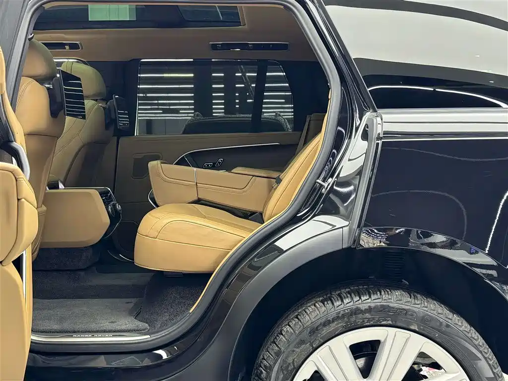 Land Rover Range Rover 2024 3.0 L6 400PS Genesis Extended фото 7