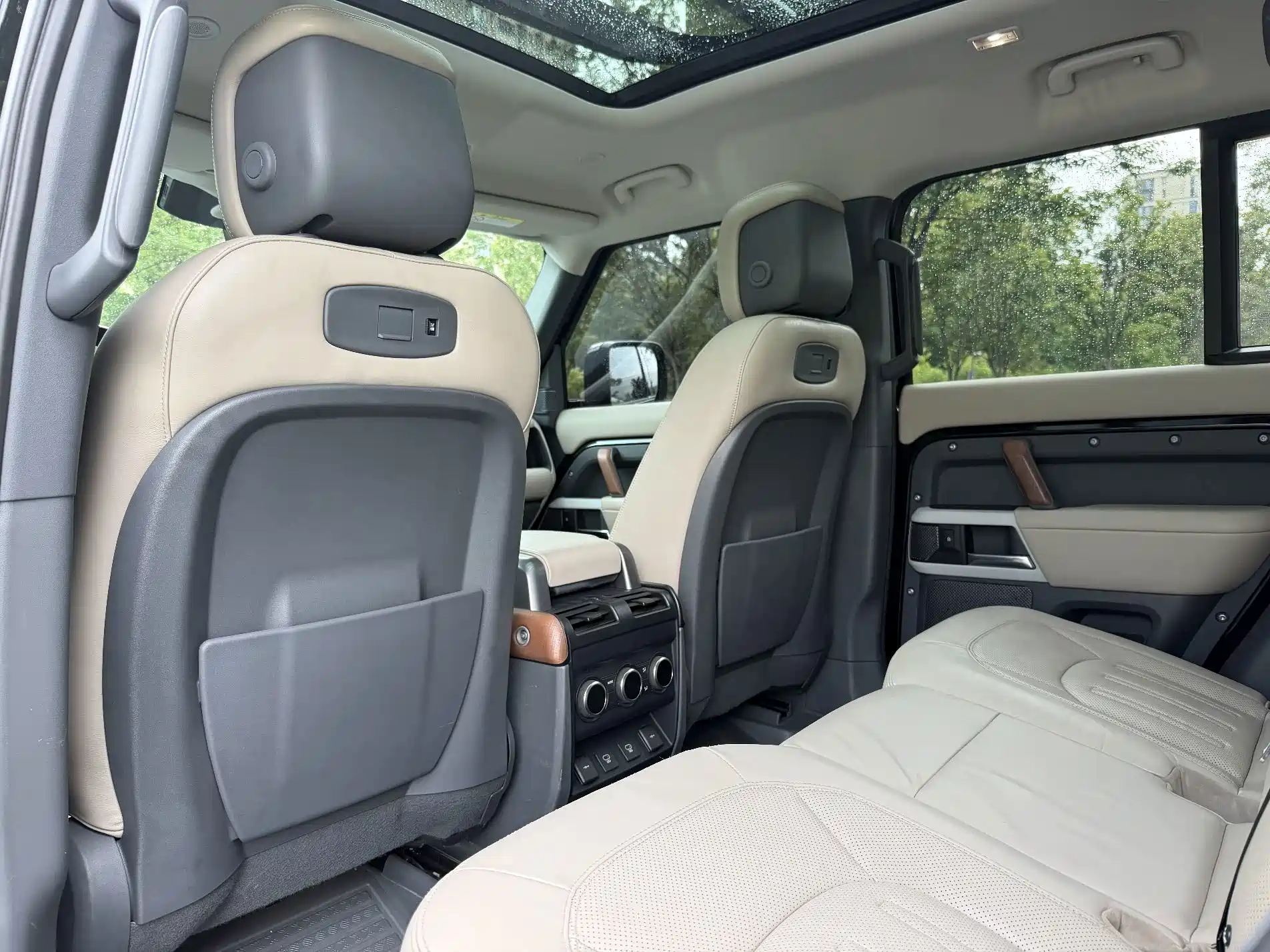 Photo 13 - Land Rover Defender