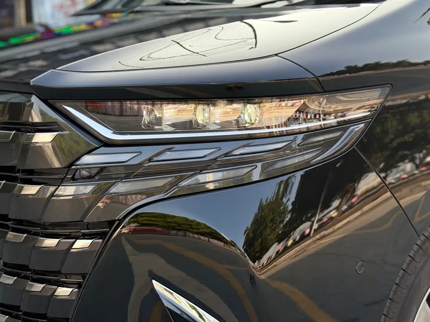 Toyota Alphard 2025 Hybrid 2.5L Ultimate Gold Edition фото 17