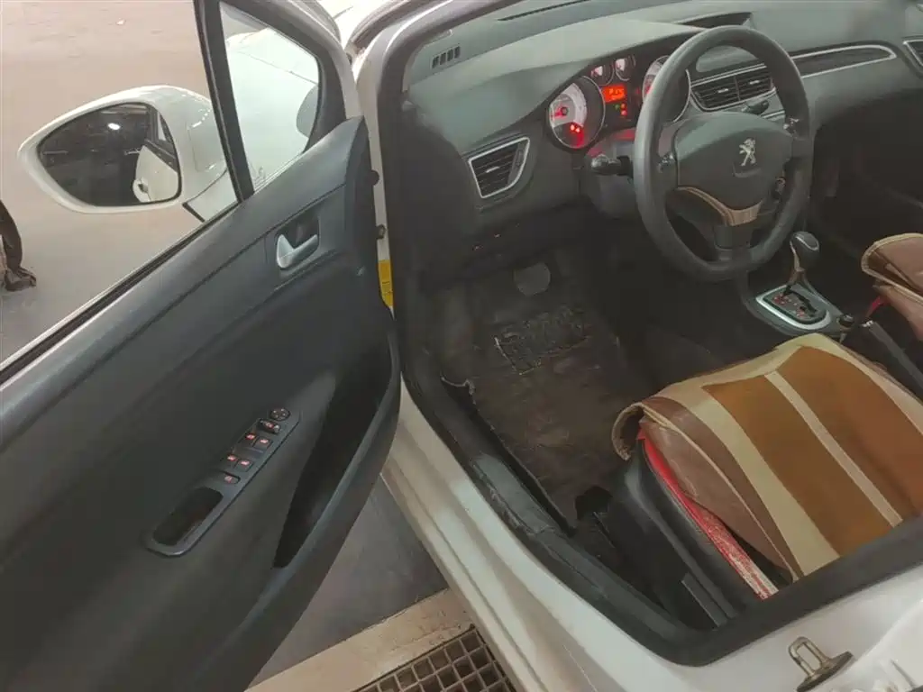 Peugeot 308 2014 Model Joy Edition Classic 1.6L Automatic Superior Style фото 16
