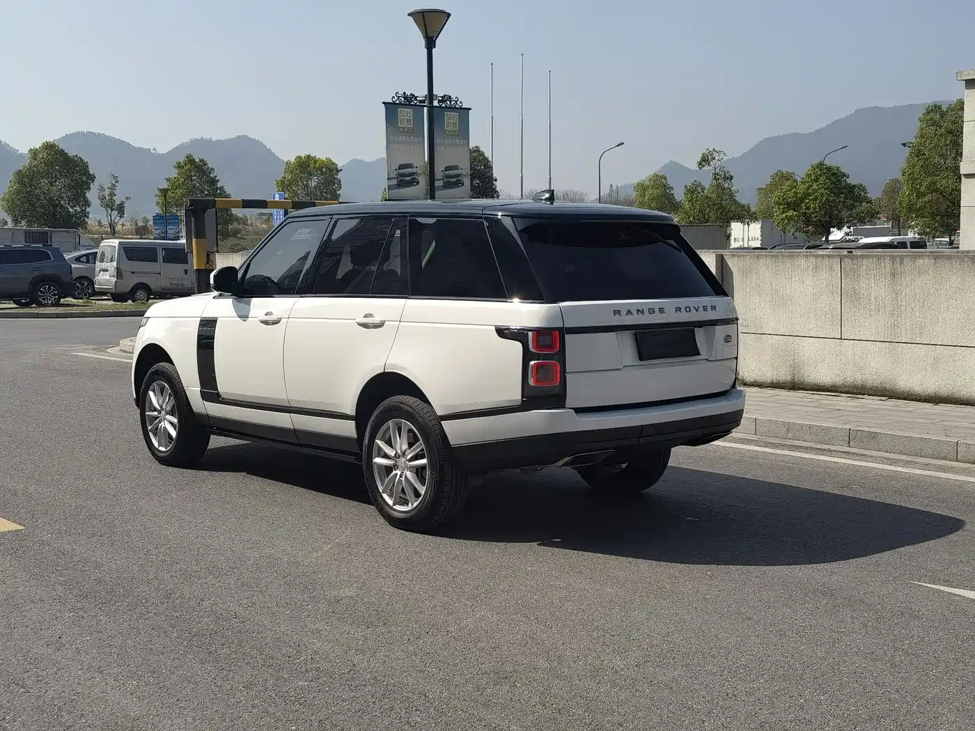 Land Rover Range Rover 2022 3.0 L6 360PS Golden Age Edition фото 3