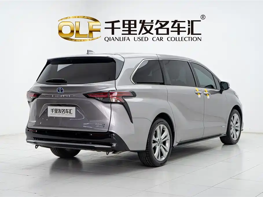 Toyota Sienna 2023 2.5L Hybrid Premium Edition фото 6