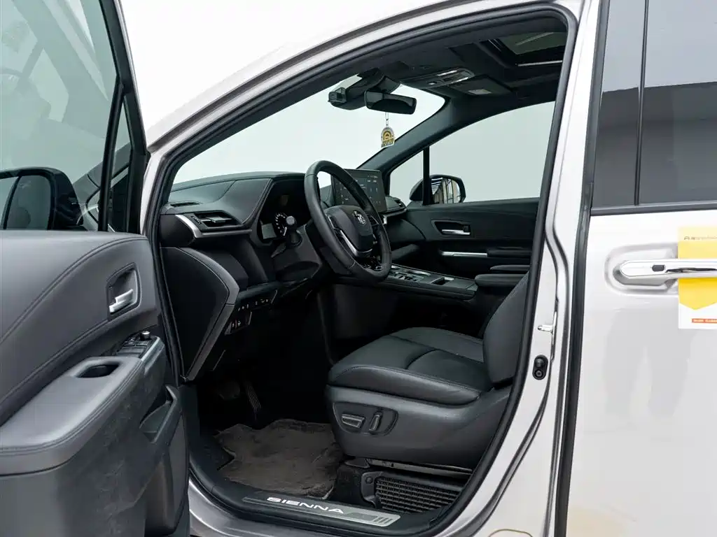 Toyota Sienna 2023 2.5L Hybrid Premium Edition фото 16