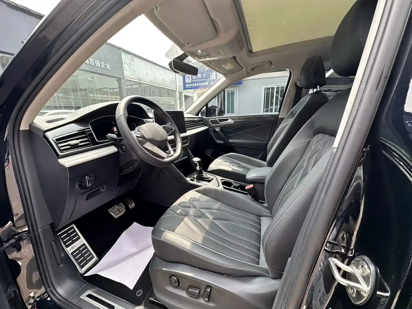 Volkswagen Tiguan L 2022 330TSI Auto 2WD R-Line Premium Edition фото 4