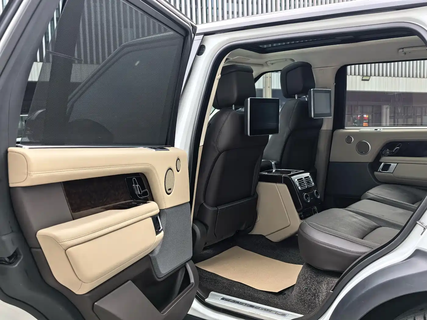 Land Rover Range Rover 2021 3.0 L6 Heritage Extended Classic Edition фото 19