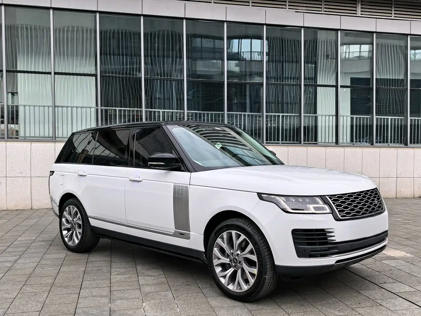 Land Rover Range Rover 2021 3.0 L6 Heritage Extended Classic Edition фото 3
