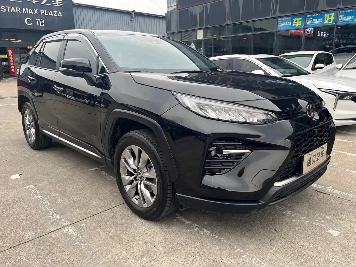 Toyota Wildlander 2022 2.0L CVT FWD Luxury PLUS Edition фото 3