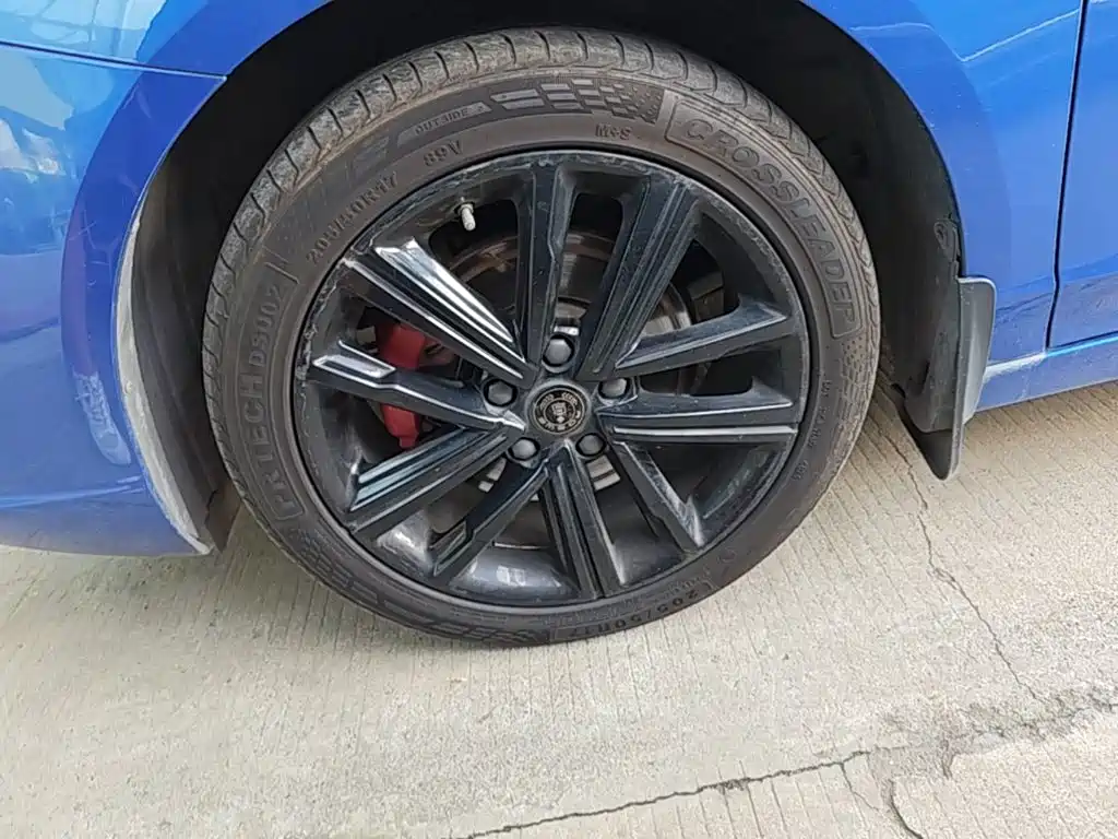 Фото 23 - Roewe i5