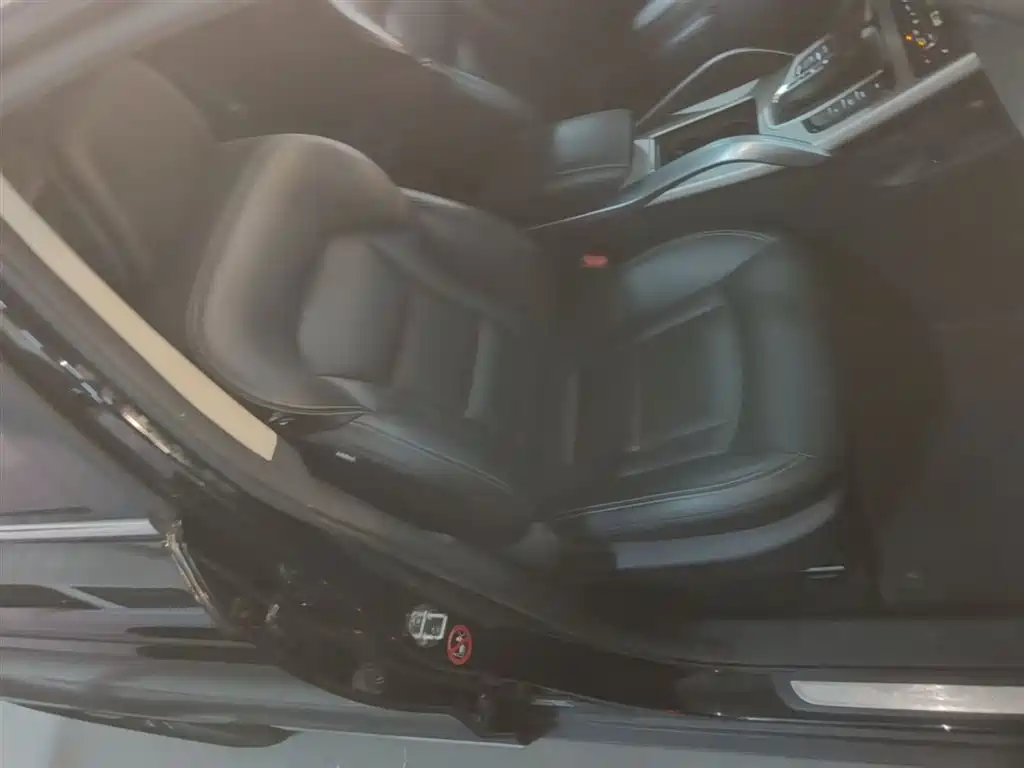 Фото 25 - Geely Atlas