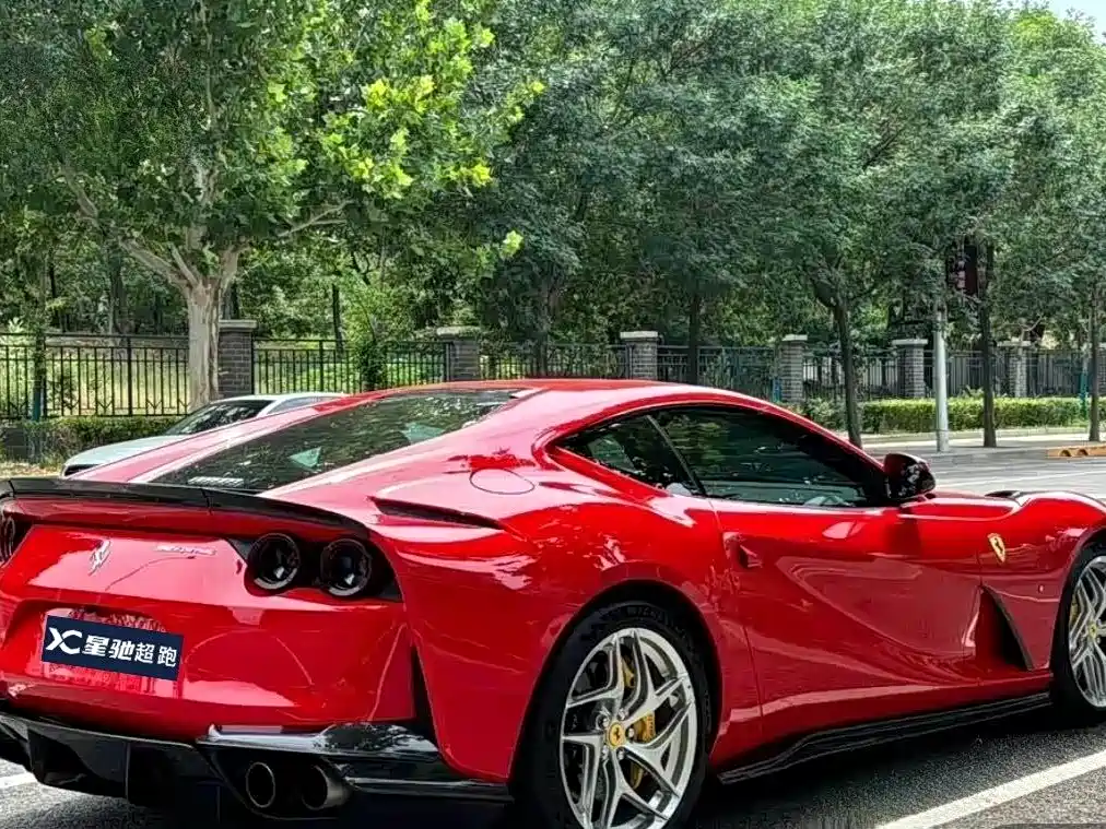 FERRARI 812