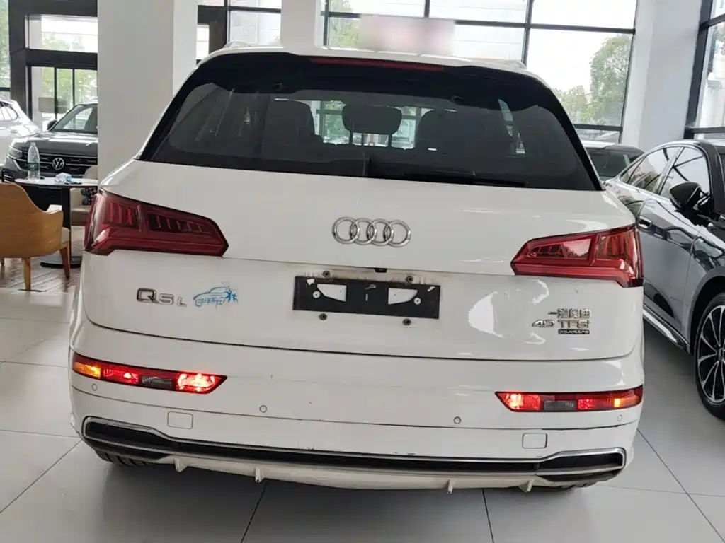 Фото 6 - Audi Q5L