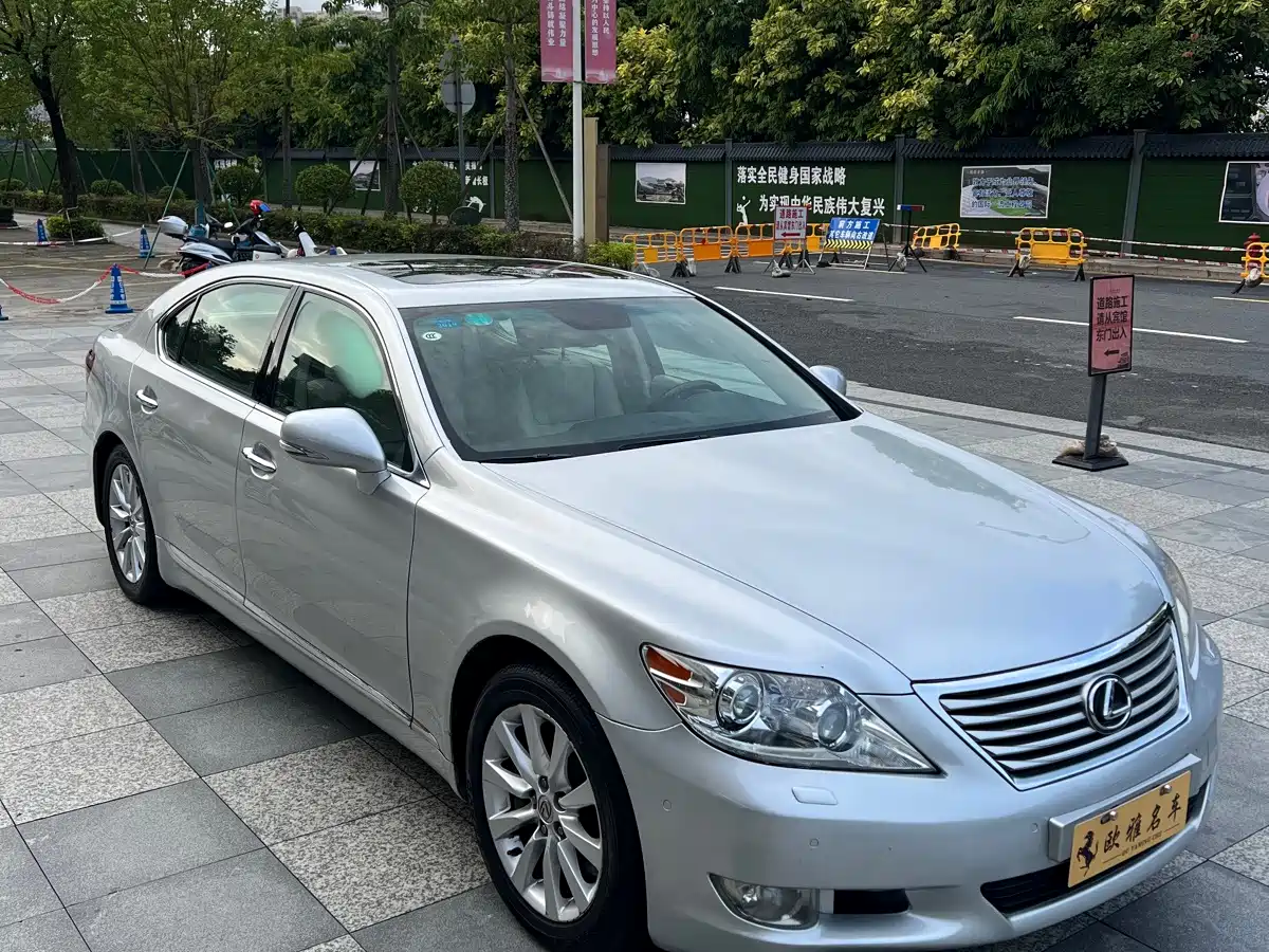 Фото 6 - Lexus LS