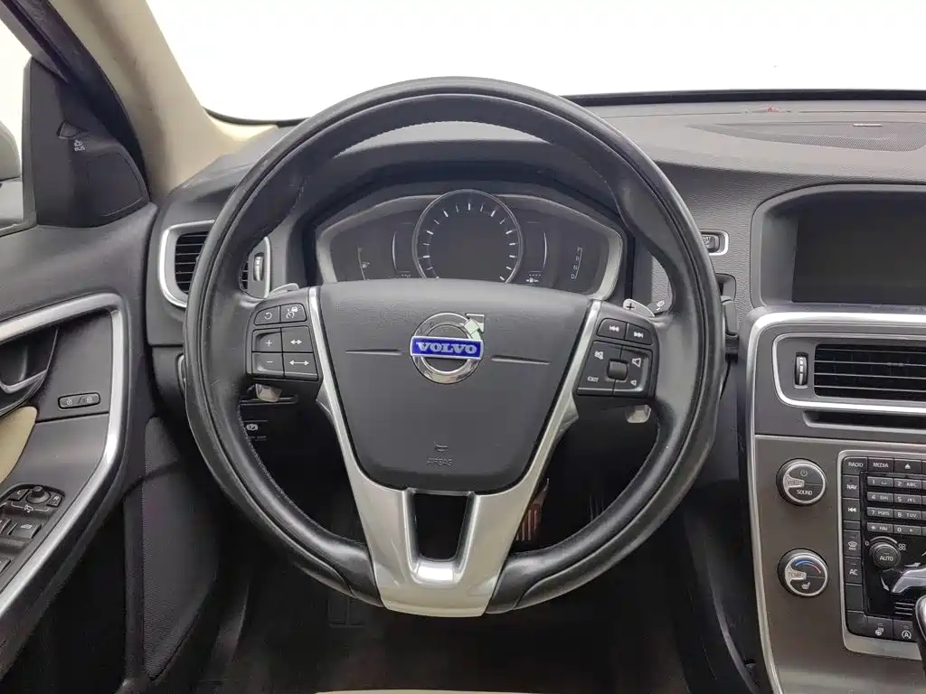 صورة 11 - Volvo S60