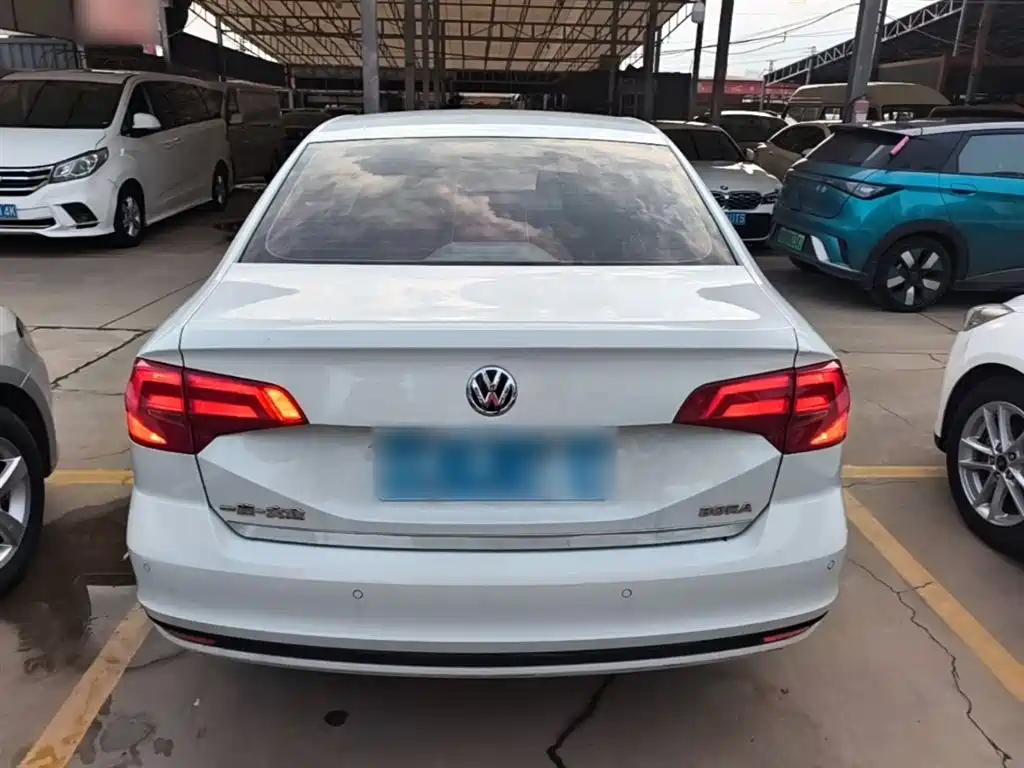 Volkswagen Bora 2017 1.6L Manual Fashion Edition фото 6