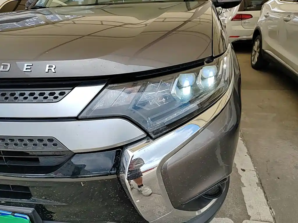 صورة 24 - Mitsubishi Outlander