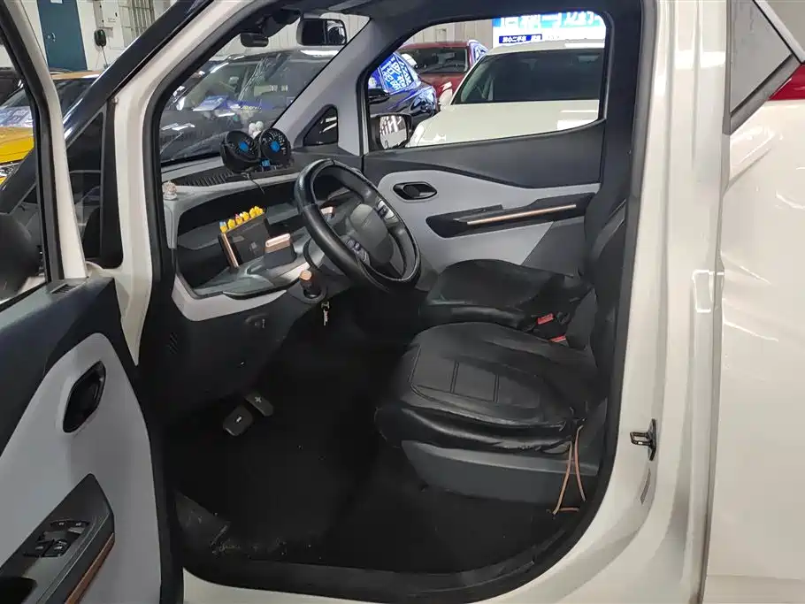 BAOJUN E200