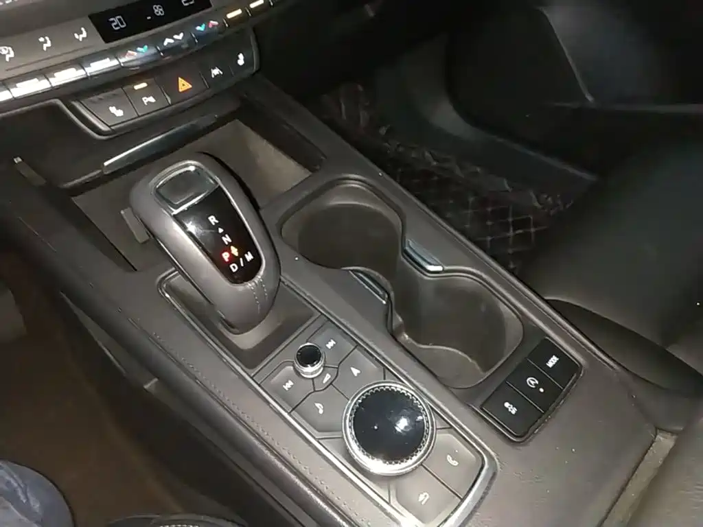 Photo 10 - Cadillac XT4
