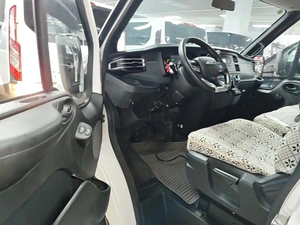 Jiangling JMC Fushun 2025 2025 Model 2.0T 8AT Diesel Short Wheelbase Low Roof Commercial MPV 5/6 Seats Dual-opening Tailgate