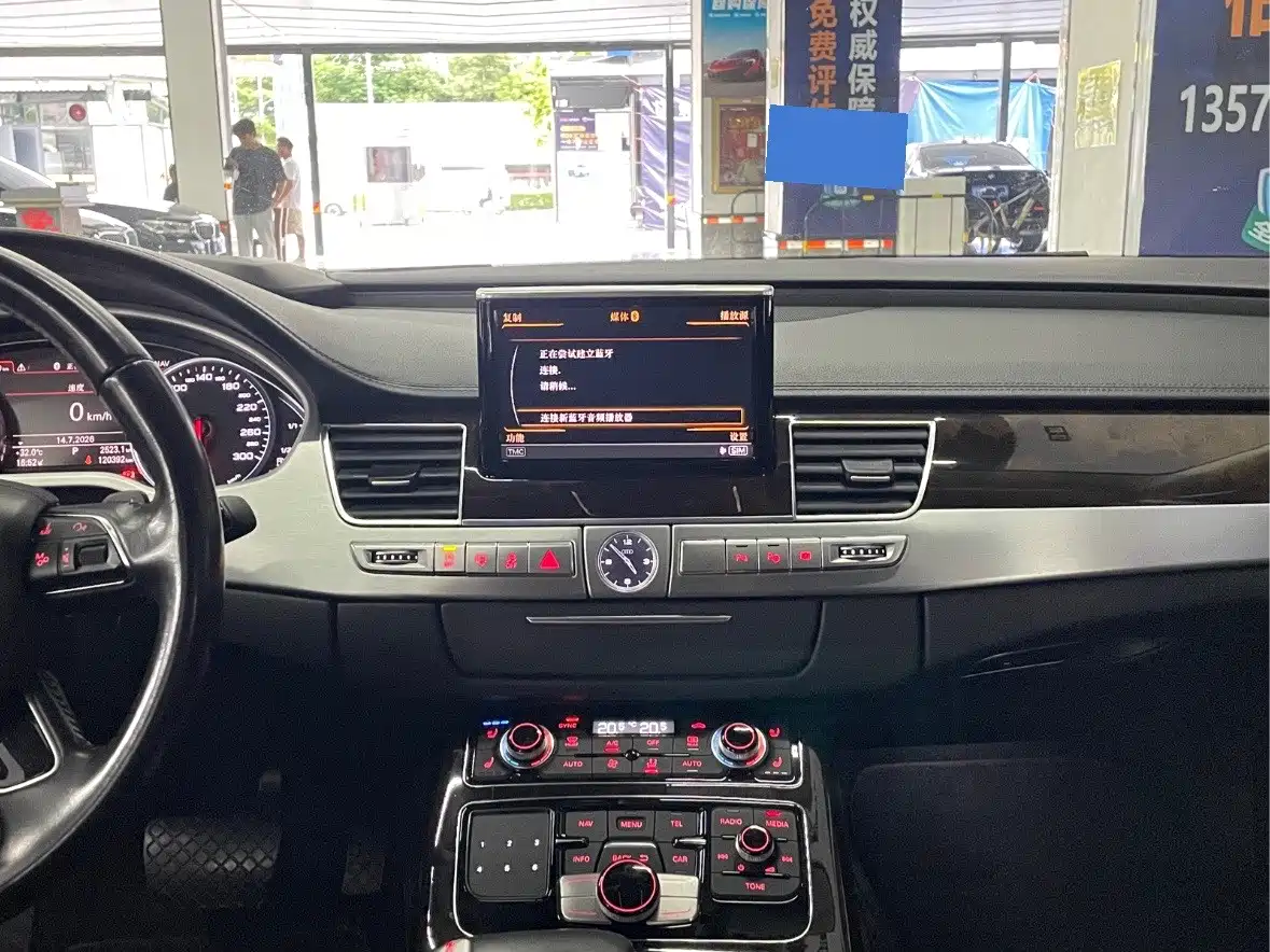 Photo 15 - Audi A8