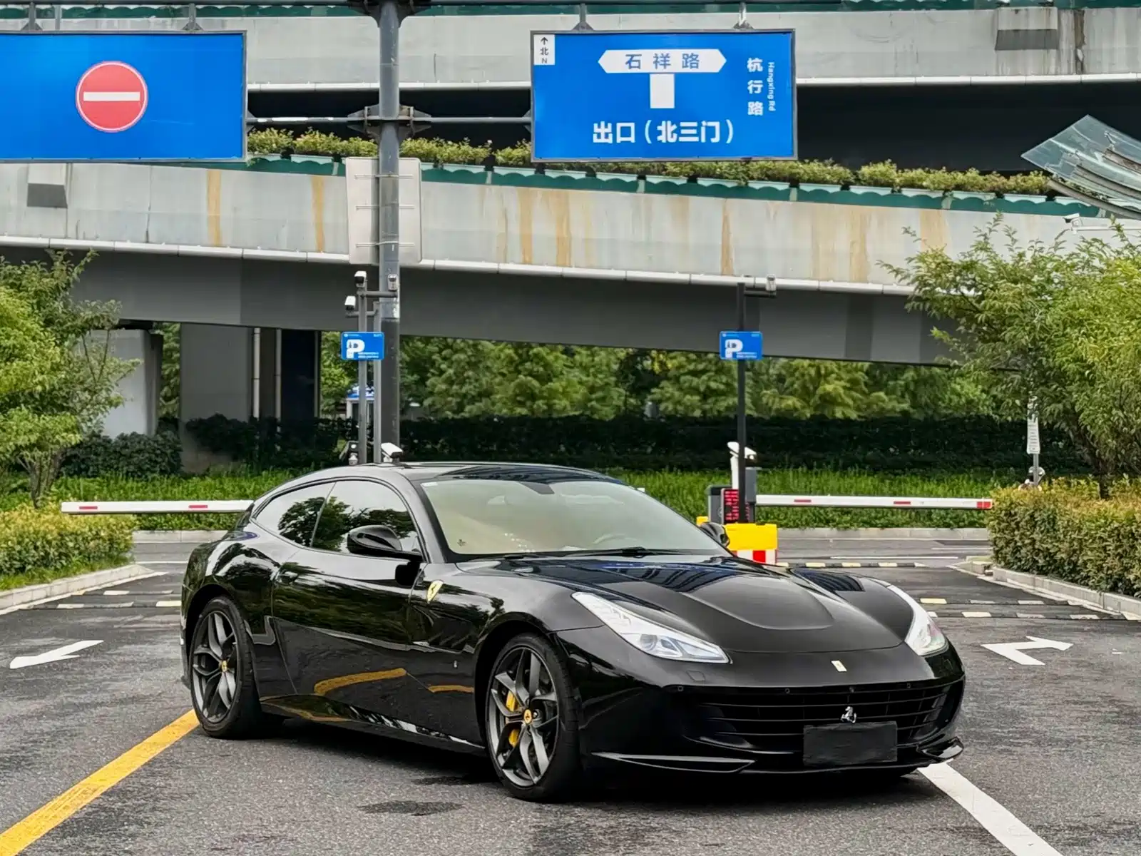 Photo 2 - Ferrari GTC4Lusso