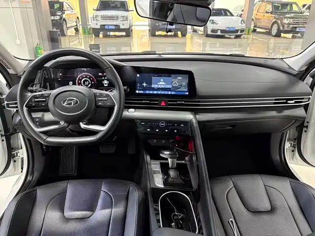 Hyundai Elantra 2022 1.5L CVT LUX Premium Edition — фото 4