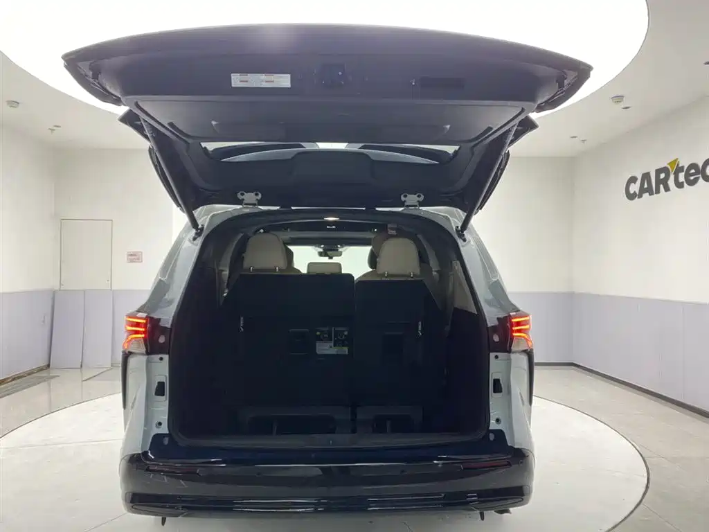 Toyota Sienna 2023 2.5L Hybrid Premium Edition фото 29