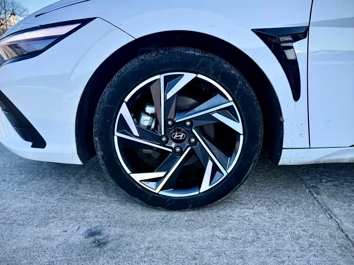 Hyundai Elantra 2023 Model 1.5L CVT LUX Premium Edition фото 9