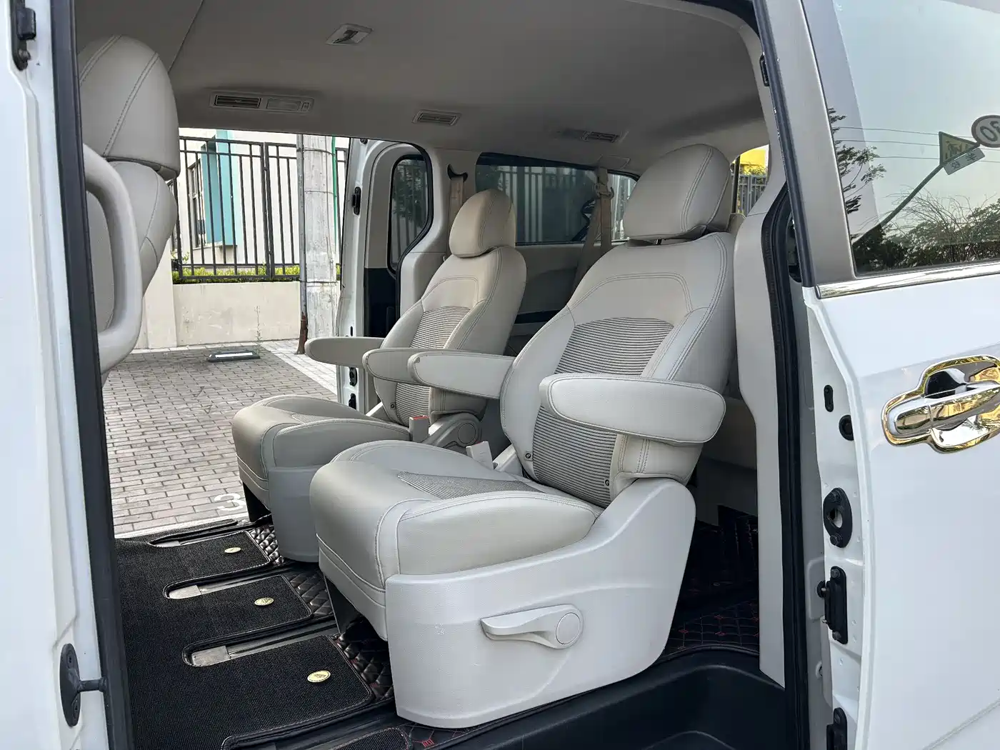SAIC Maxus Maxus G10 2016 2.0T Automatic Executive Edition фото 10