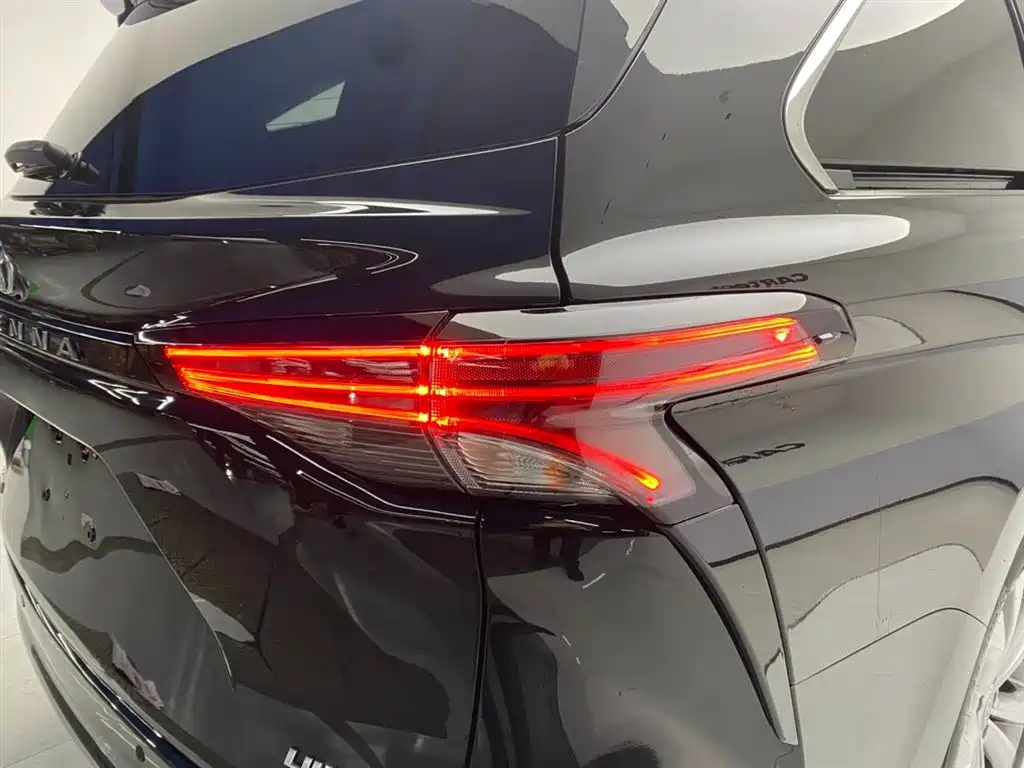 Toyota Sienna 2024 2.5L Hybrid Ultimate Premium Edition фото 10