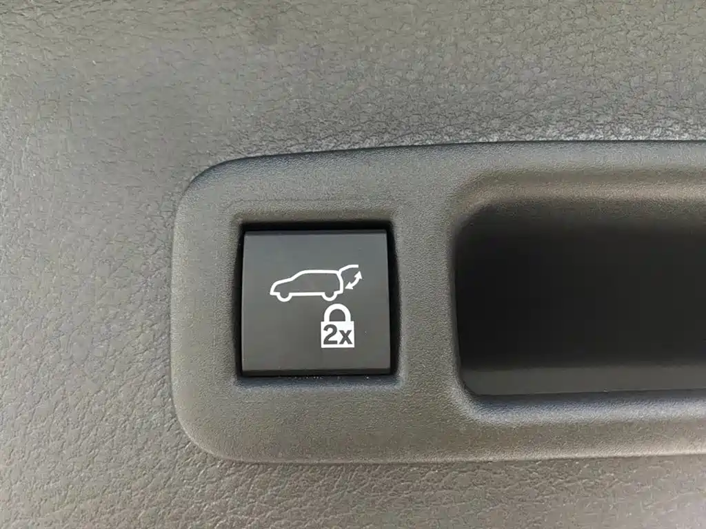 Toyota Sienna 2024 2.5L Hybrid Ultimate Premium Edition фото 23