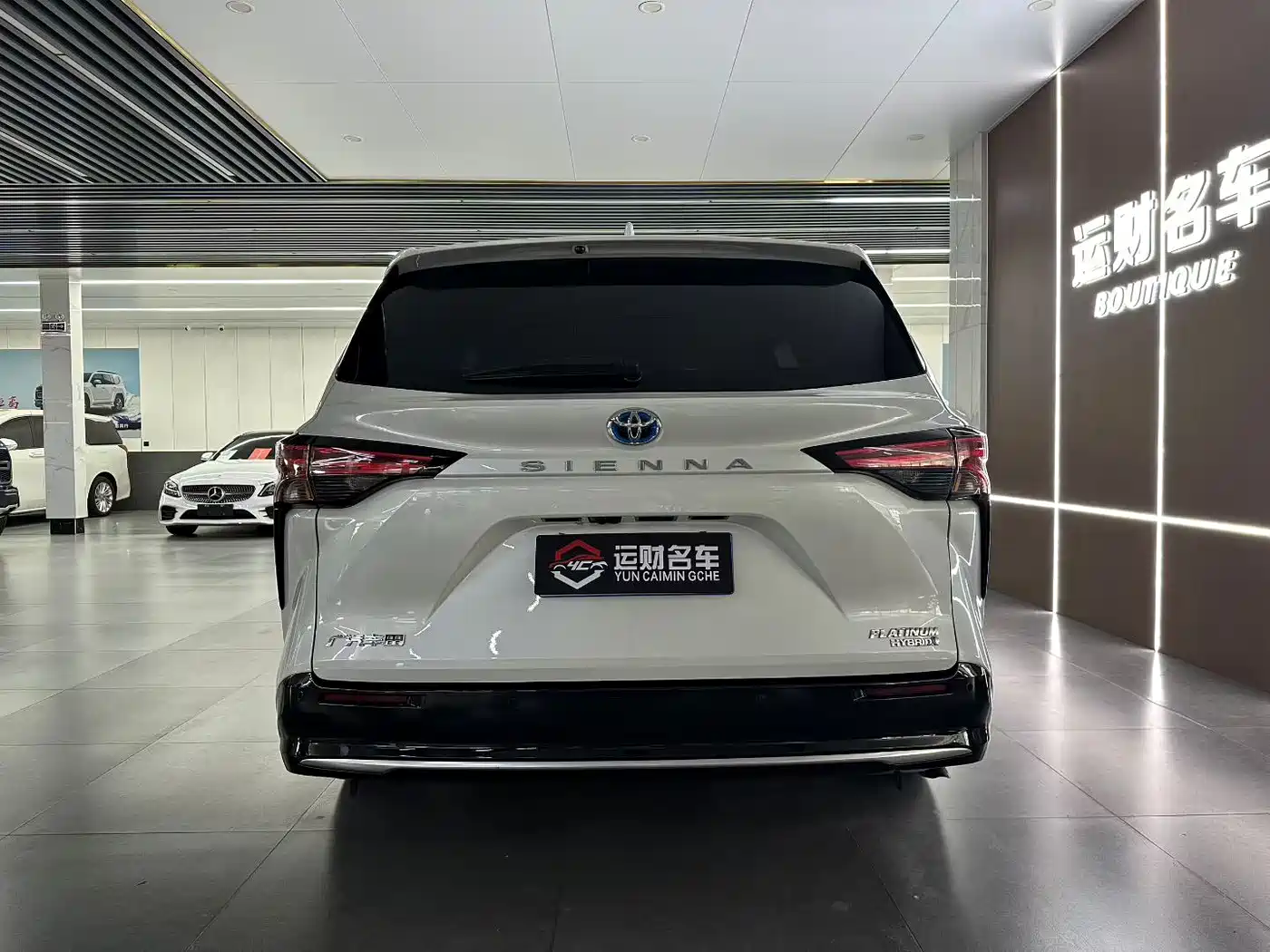 Toyota Sienna 2023 2.5L Hybrid Platinum Edition фото 8