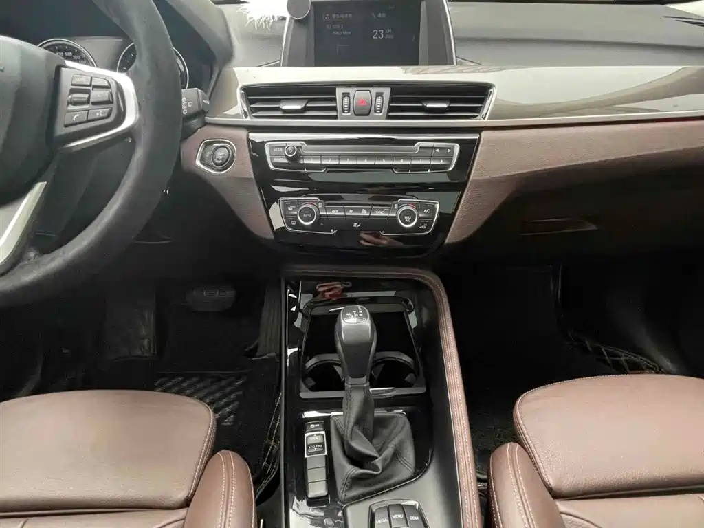 BMW X1 2019 sDrive18Li Premium Model фото 16