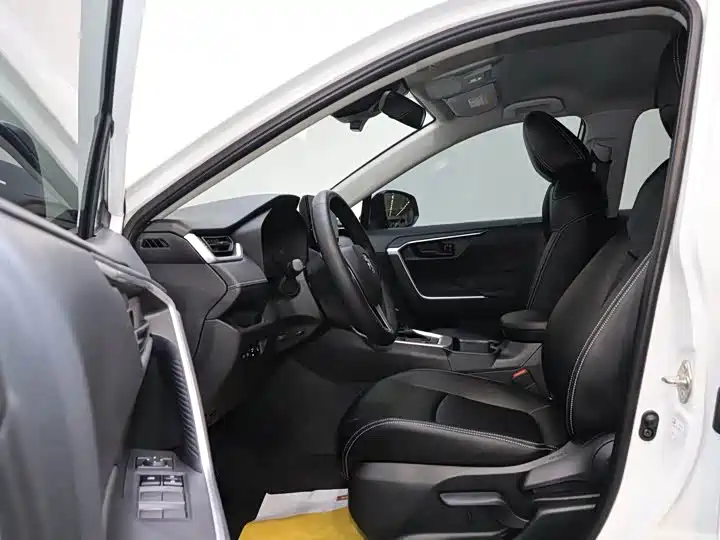 Toyota RAV4 Rongfang 2023 2.0L CVT 2WD Urban Edition фото 4