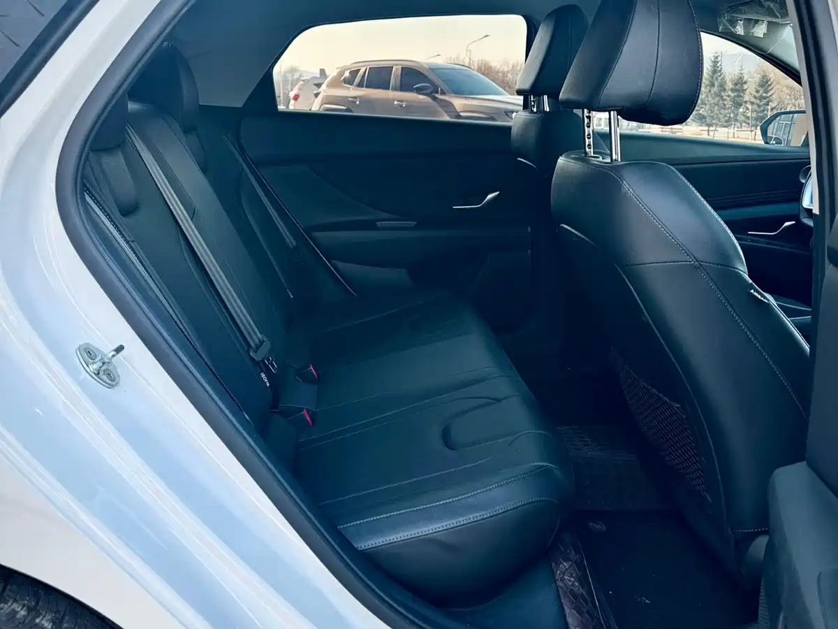 Hyundai Elantra 2023 Model 1.5L CVT LUX Premium Edition фото 12