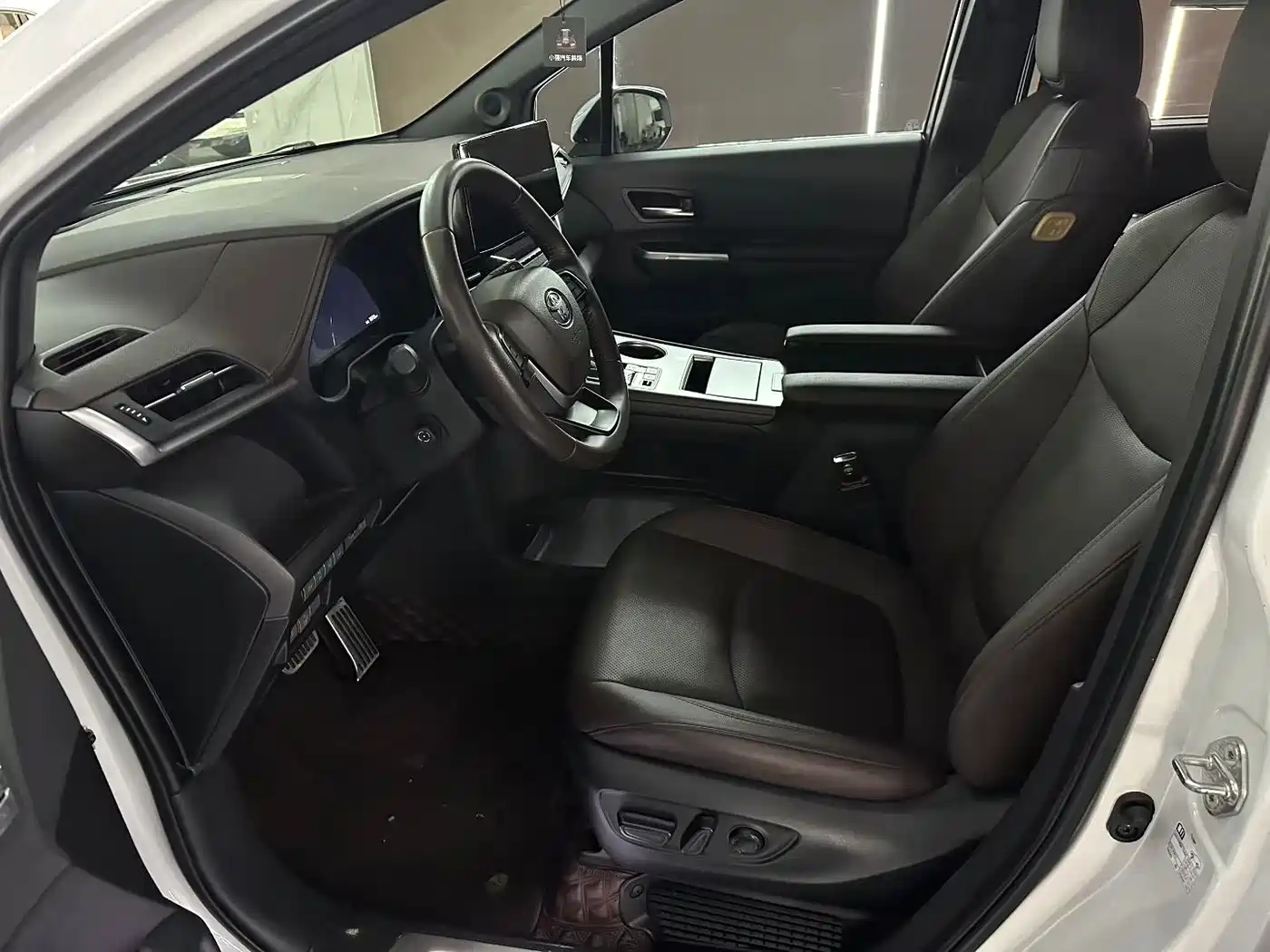 Toyota Sienna 2023 2.5L Hybrid Platinum Edition фото 4