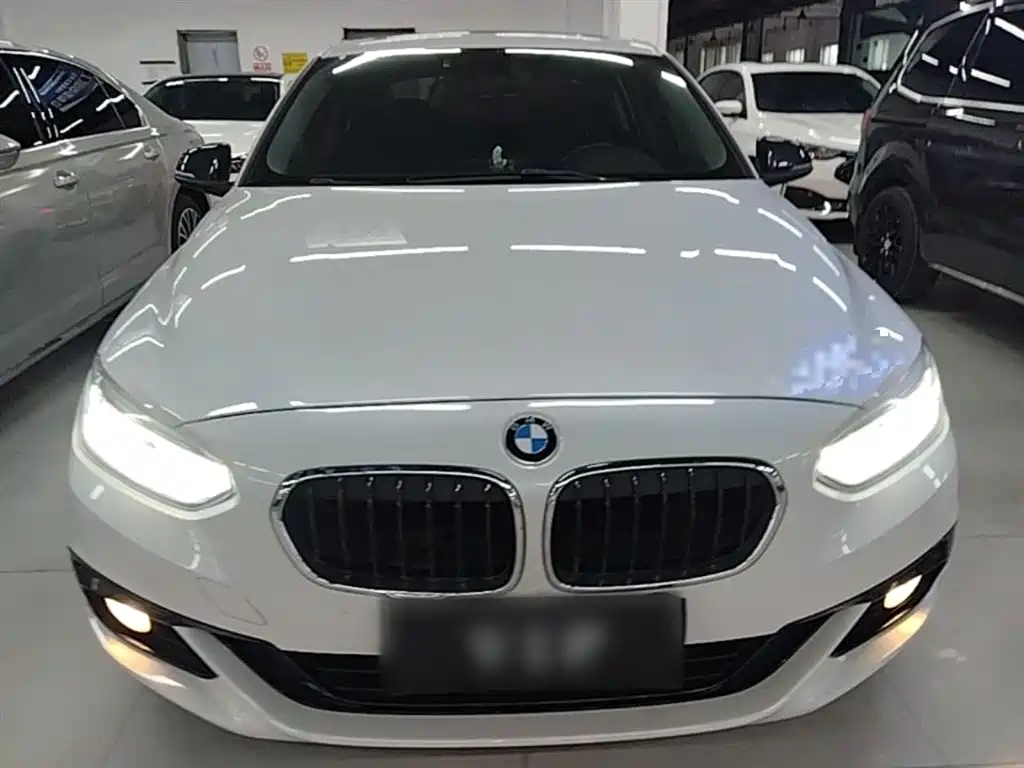 BMW 1 Series 2018 118i Sport Edition фото 3
