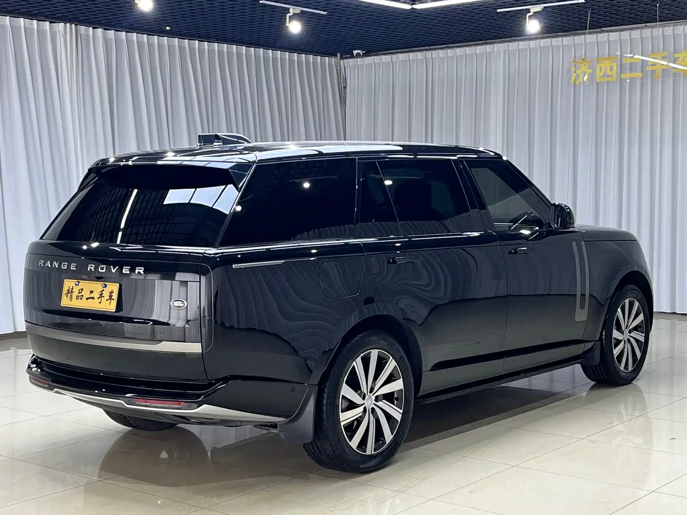Land Rover Range Rover 2023 3.0 L6 400PS Golden Age 7-Seater Long Wheelbase фото 6