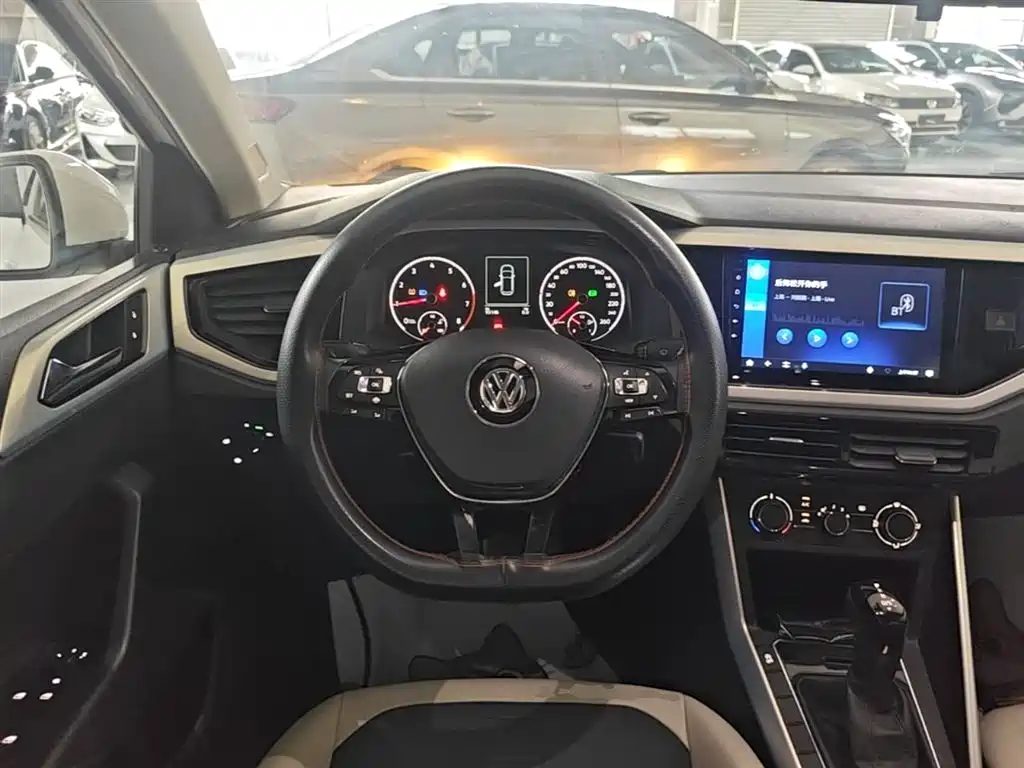 VOLKSWAGEN POLO