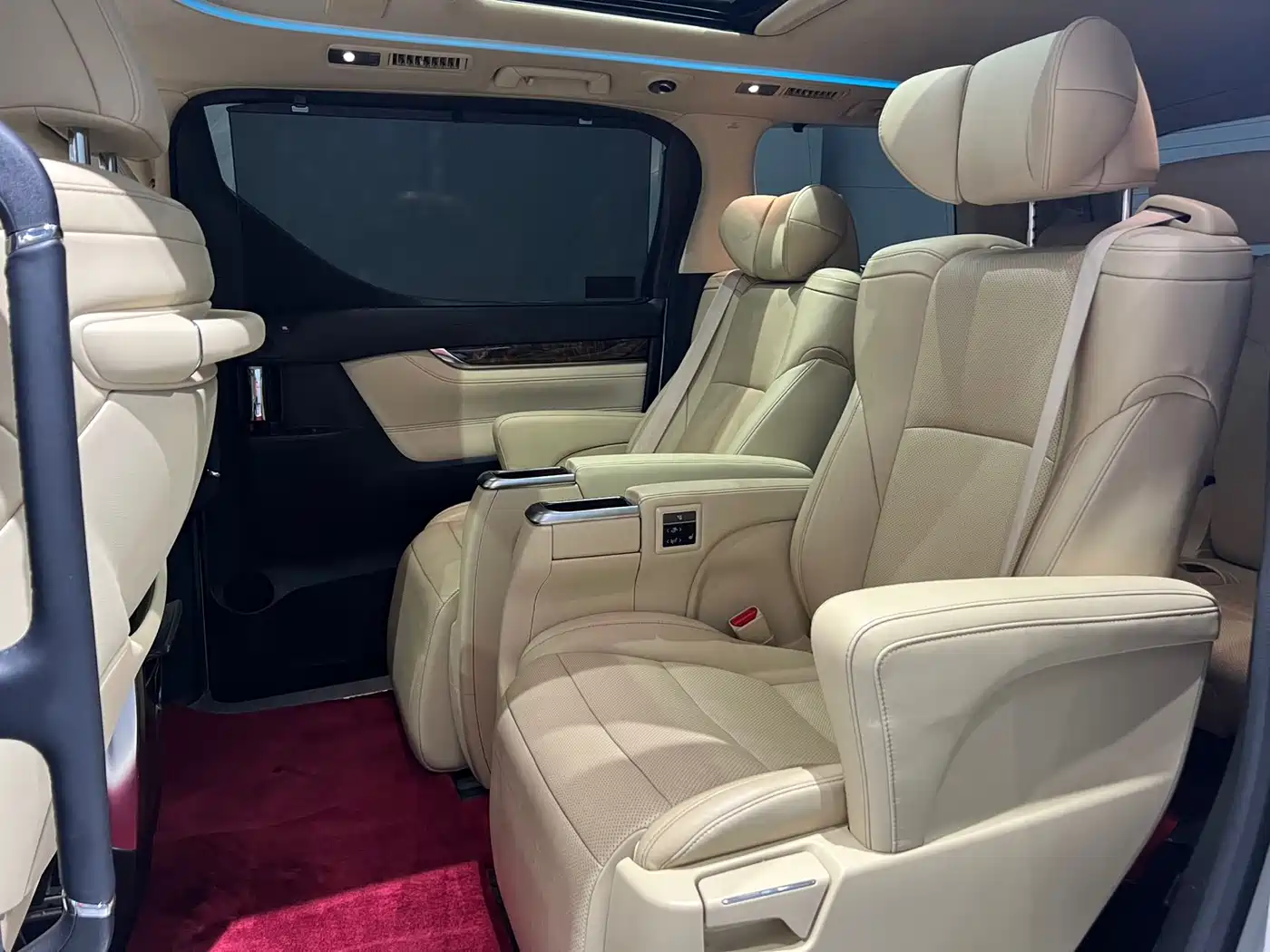 Toyota Alphard 2021 Hybrid 2.5L Luxury фото 9