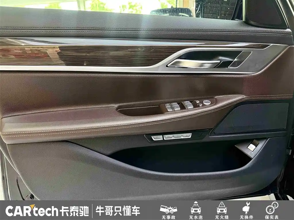 BMW 7 Series 2017 730Li Leading Edition фото 14