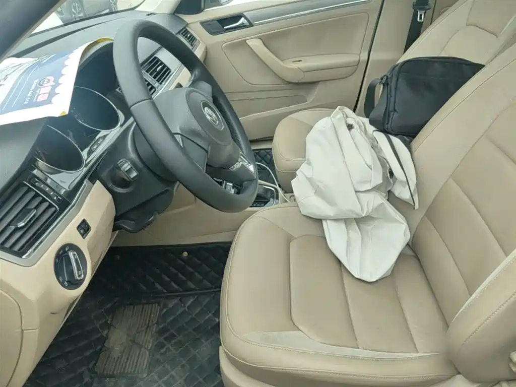Volkswagen Bora 2014 1.6L Automatic Comfort Edition фото 15