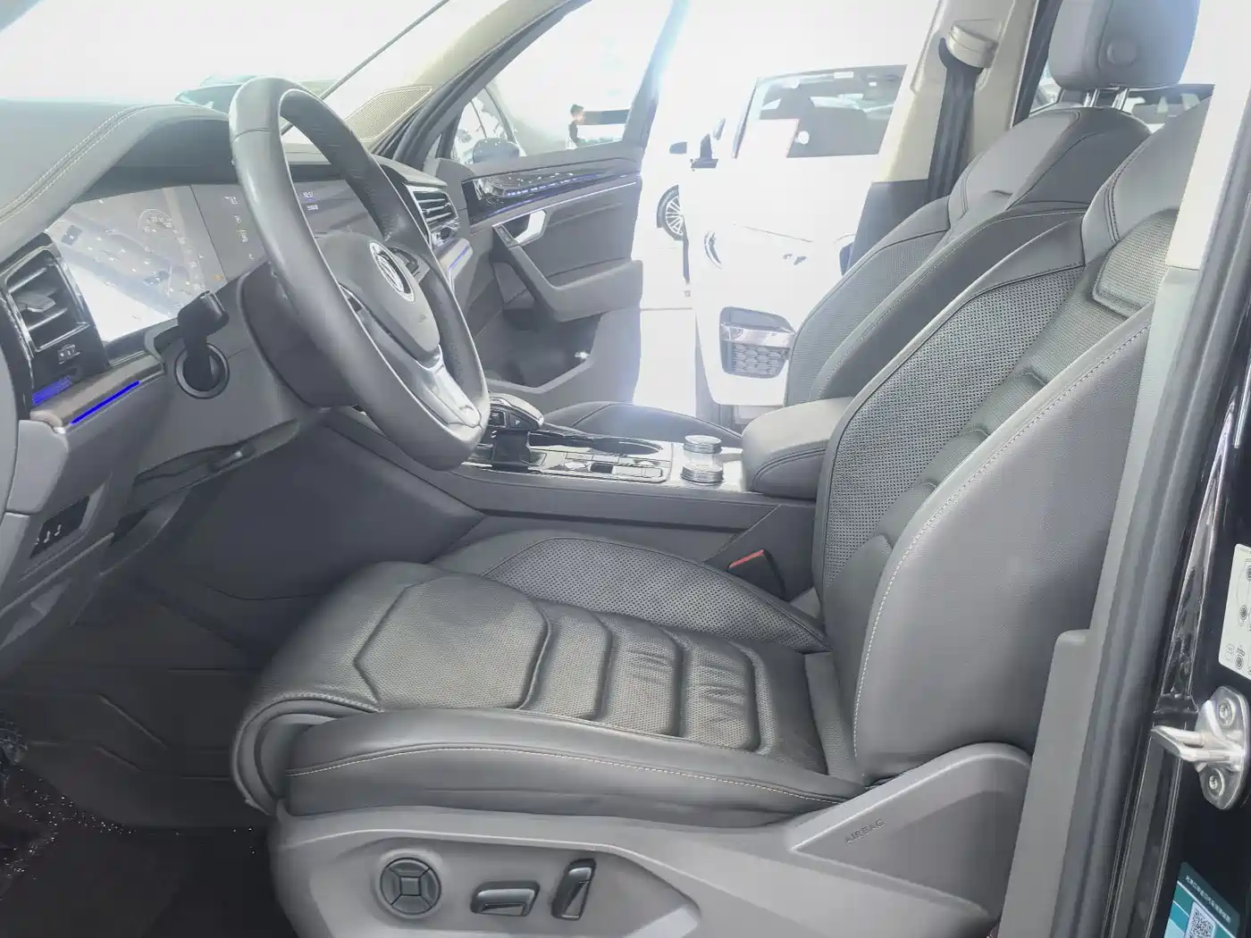 Volkswagen Touareg 2019 3.0TSI Sharp Edge Edition China VI фото 8