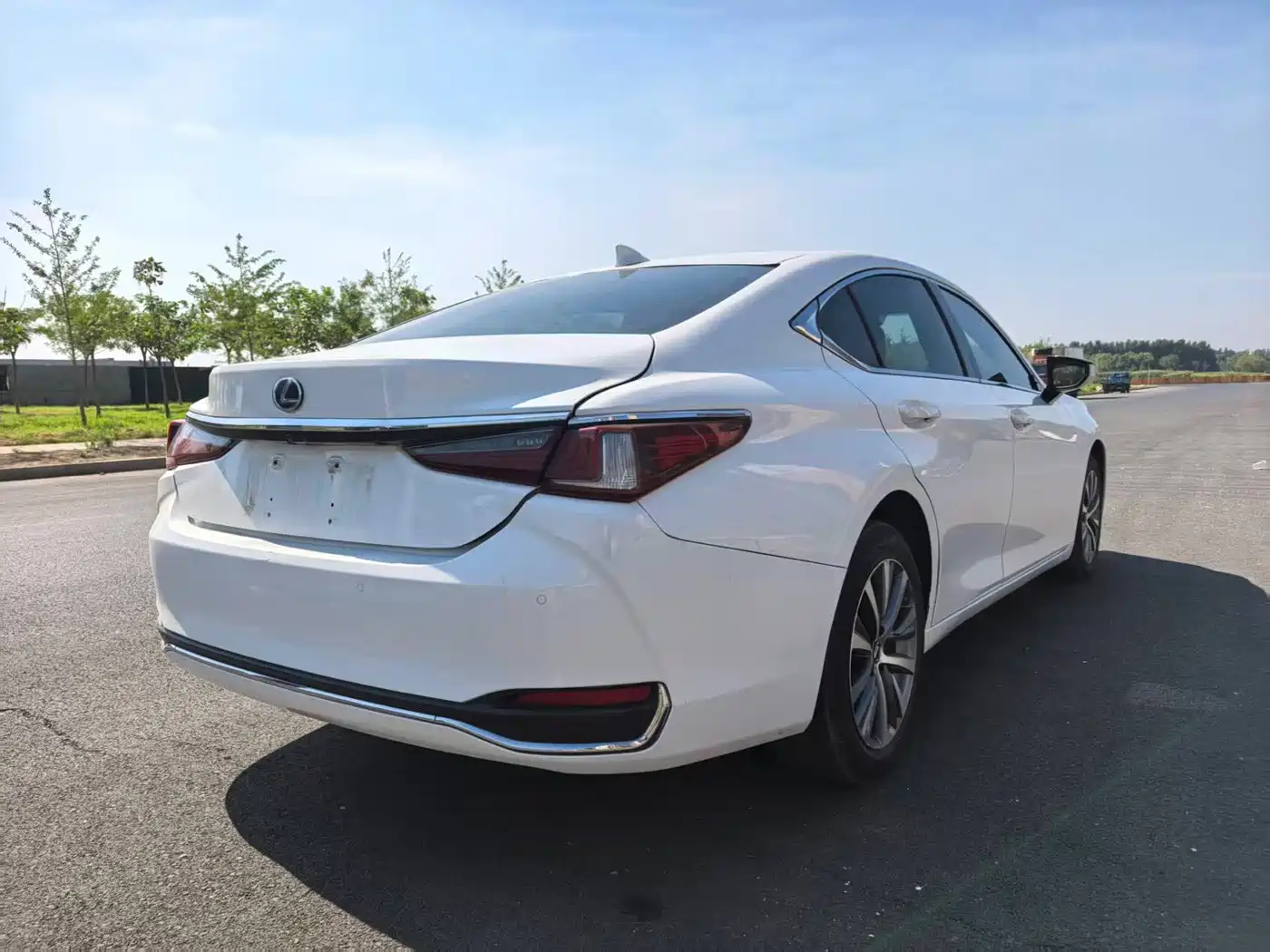 Photo 9 - Lexus ES
