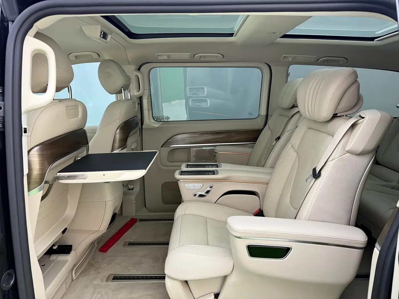 Mercedes-Benz V-Class 2021 V 260 L Long Wheelbase Premium Edition фото 13